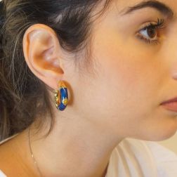 Boccole in oro giallo 18 kt con smalto blu e fiore smaltato indossato