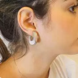 Boccole satinate in oro bianco 18 kt indossato
