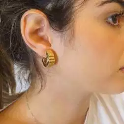 Boccole satinate e lucide in oro giallo 18 kt indossato