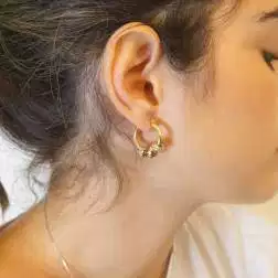 Boccole con charms in oro giallo 18 kt e zirconi indossato