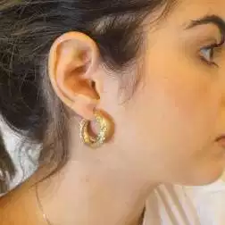 Boccole Satinate in Oro Giallo e Bianco foto indossata