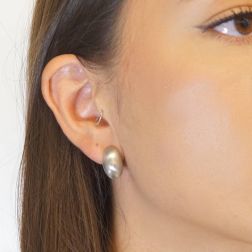 Satin-finished oval bushes in 18kt White Gold photo worn