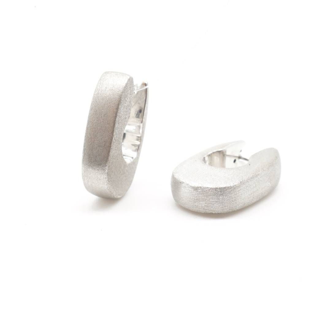 Satin bushings in 18 kt white gold