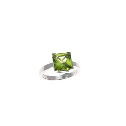 Solitaire Ring with 7.7mm Carrè Peridot on White Gold