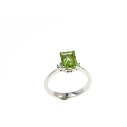 Anello Solitario con Peridoto 7mm x 5mm e 2 Diamanti Oro Bianco