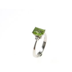 Anello Solitario con Peridoto 7mm x 5mm e 2 Diamanti Oro Bianco
