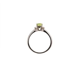 Anello Solitario con Peridoto 7mm x 5mm e 2 Diamanti Oro Bianco