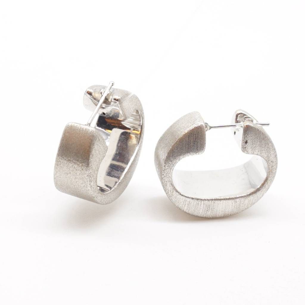 Oval hoops satin-finisched in white gold