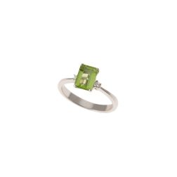 Anello Solitario con Peridoto 8mm x 6mm e 2 Diamanti Oro Bianco