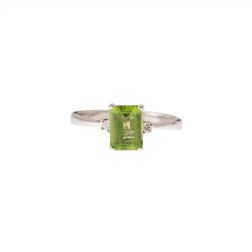 Anello Solitario con Peridoto 8mm x 6mm e 2 Diamanti Oro Bianco