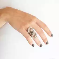 Anello Scorpione con Diamanti foto indossata