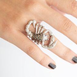 Anello Scorpione con Diamanti foto indossata