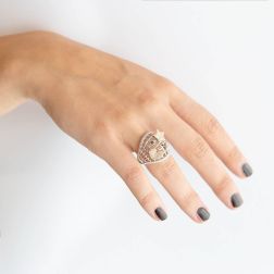 Anello Design Stella e Cuore con Diamanti e Zaffiri Blu foto indossata