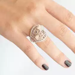 Anello Design Stella e Cuore con Diamanti e Zaffiri Blu foto indossata