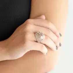 Anello Design Stella e Cuore con Diamanti e Zaffiri Blu foto indossata