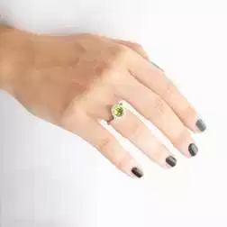 Anello Kate Oro Bianco con Peridoto 9x7mm e 18 Diamanti foto indossata