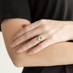 Anello Kate Oro Bianco con Acquamarina 9x7mm e 18 Diamanti foto indossata