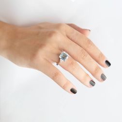 Anello Solitario con Acquamarina Ottagonale 11x9mm e 6 Diamanti foto indossata