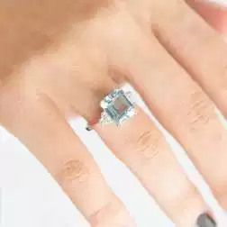 Anello Solitario con Acquamarina Ottagonale 11x9mm e 6 Diamanti foto indossata