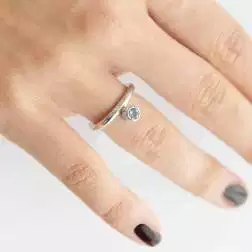 Anello Solitario Design con Acquamarina e Diamanti foto indossata
