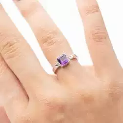 Anello Solitario Aperto con Ametista quadrato 6mm e 2 Diamanti Oro Bianco foto indossata