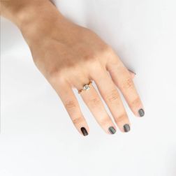 Anello Solitario Aperto con Acquamarina Quadrata 5mm e Diamante Oro Giallo foto indossata
