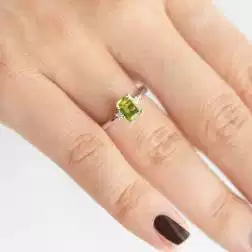 Anello Solitario con Peridoto 7mm x 5mm e 2 Diamanti Oro Bianco foto indossata
