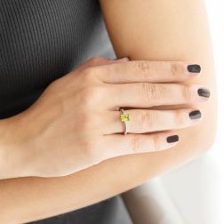 Anello Solitario con Peridoto 7mm x 5mm e 2 Diamanti Oro Bianco foto indossata