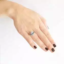 Anello Solitario Acquamarina 10mm x 8mm e Zaffiri Blu foto indossata