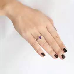 Anello Solitario con Ametista 7mm x 5mm e 2 Diamanti Oro Bianco foto indossata
