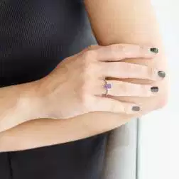 Anello Solitario con Ametista 7mm x 5mm e 2 Diamanti Oro Bianco foto indossata