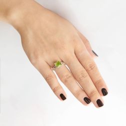 Solitaire Ring with 7.7mm Carrè Peridot on White Gold Photo of worn