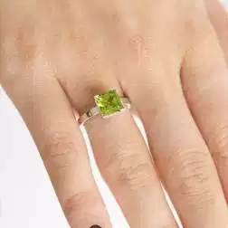 Anello Solitario con Peridoto Oro Bianco foto indossata Anello Solitario con Peridoto Oro Bianco foto indossata