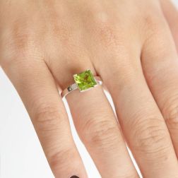 Solitaire Ring with 7.7mm Carrè Peridot on White Gold Photo of worn