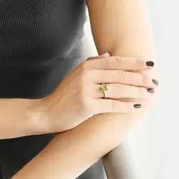 Anello Solitario con Peridoto Oro Bianco foto indossata Anello Solitario con Peridoto Oro Bianco foto indossata