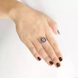 Anello Kate con Acquamarina contornato da 10 Ametiste foto indossata
