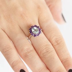 Anello Kate con Acquamarina contornato da 10 Ametiste foto indossata