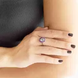 Anello Kate con Acquamarina contornato da 10 Ametiste foto indossata