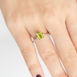 Anello Solitario con Peridoto 8mm x 6mm e 2 Diamanti Oro Bianco foto indossata
