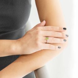 Anello Solitario con Peridoto 8mm x 6mm e 2 Diamanti Oro Bianco foto indossata
