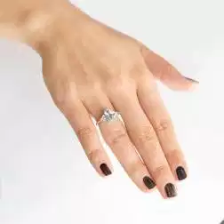 Anello Solitario con Acquamarina 10mmx8mm e Diamanti foto indossata