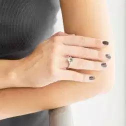 Anello Solitario con Acquamarina 10mmx8mm e Diamanti foto indossata