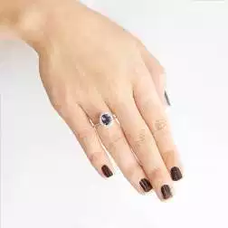 Anello Kate con Iolite 9x7mm e 18 Diamanti in Oro Bianco foto indossata