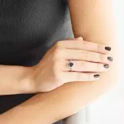 Anello Kate con Iolite 9x7mm e 18 Diamanti in Oro Bianco foto indossata