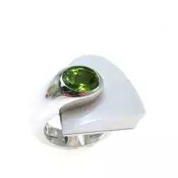 Anello Design con Peridoto Ovale e Agata Bianca