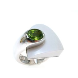 Design Ring with Oval Peridot and White Agate