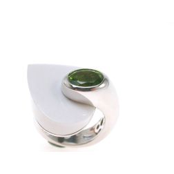 Design Ring with Oval Peridot and White Agate
