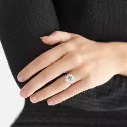 Anello Kate Oro Bianco con Acquamarina 9x7mm e 12 Diamanti foto indossato