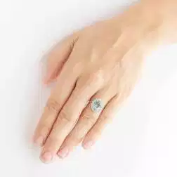 Anello Kate Oro Bianco con Acquamarina 11x9mm e 18 Diamanti foto indossata