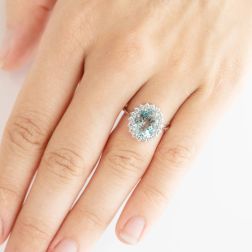 Anello Kate Oro Bianco con Acquamarina 11x9mm e 18 Diamanti foto indossata